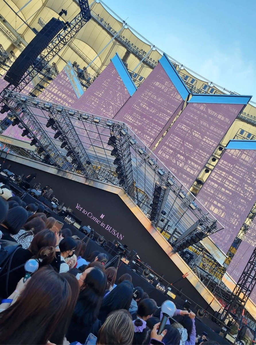 jeonIves's tweet photo. the stage???? so pretty https://t.co/NGcw2nzzCU