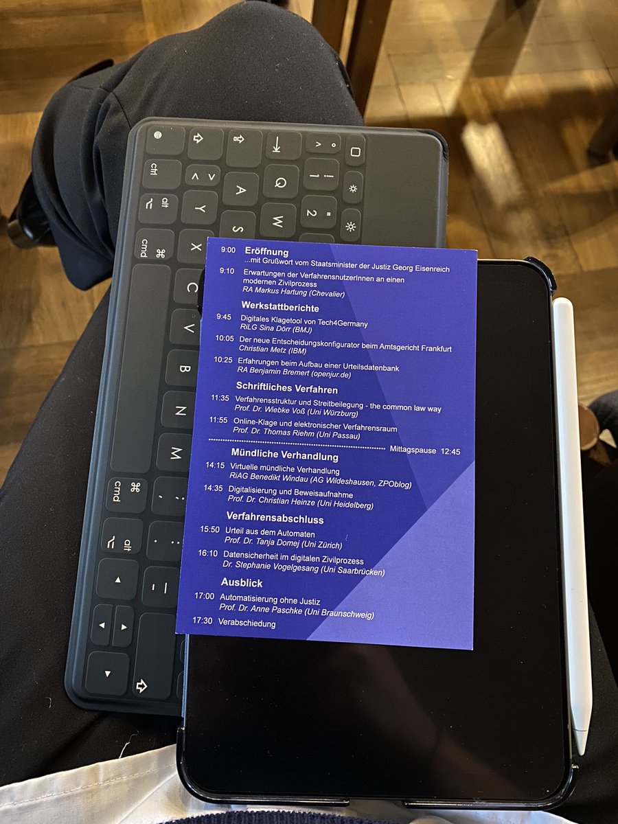 Heute findet eine spannende Tagung durch <a href="/MunichLegalTech/">MLTech Student Association</a> und <a href="/mrtnfrs/">Martin Fries</a>  zum Thema LegalTech. 
Das Programm ist sehr gut und ihr müsst nicht mal durch den Regen laufen sondern könnt live zuschalten. 

m.youtube.com/channel/UCTyCy…