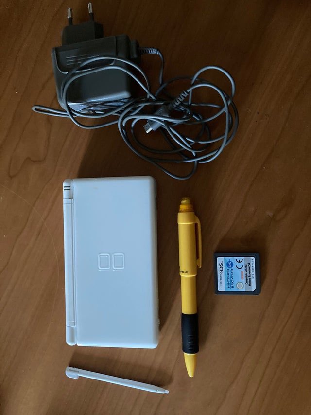 Rmartiro's tweet photo. Vendo "Nintendo DS como nueva" en #wallapop https://t.co/l1DdaQ7Cav https://t.co/xeY8klz3ow