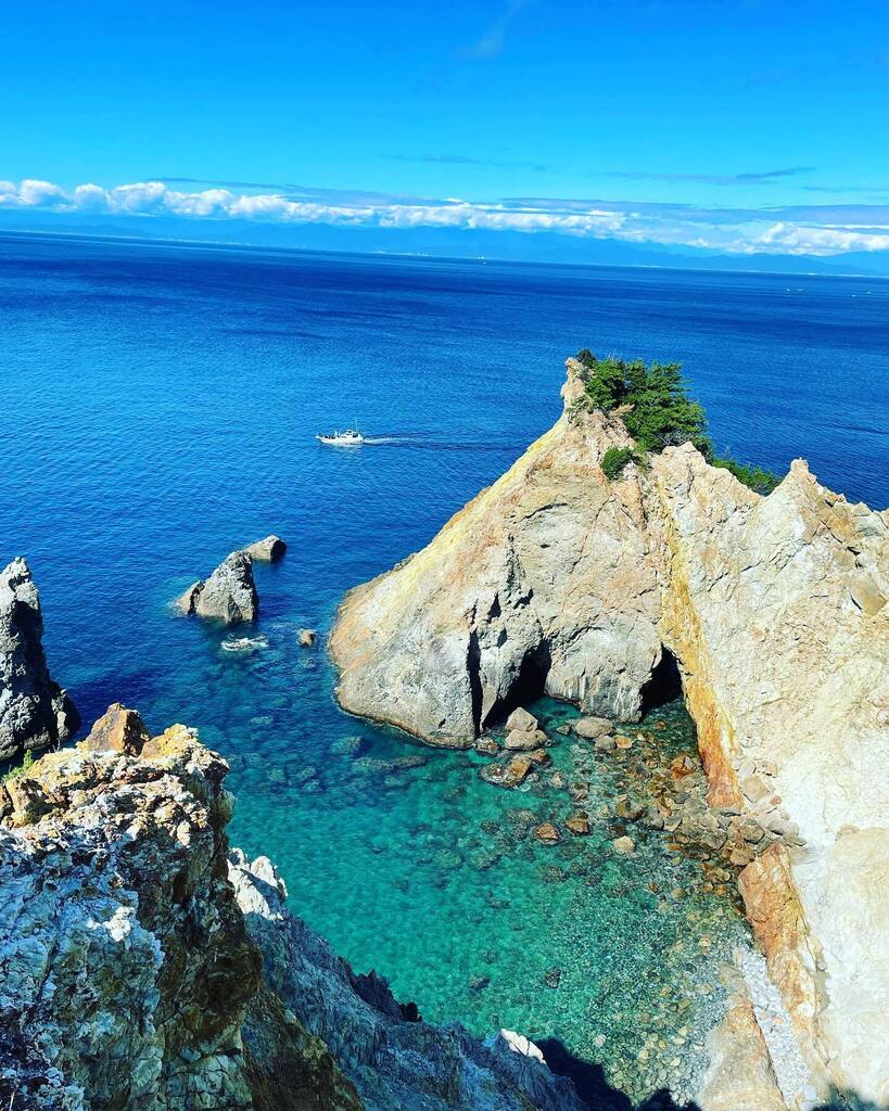Ftomotomo3's tweet photo. 海の色綺麗
#黄金岬 #西伊豆 #海 #viewspot #sea #cape https://t.co/eoLylqx3hH
