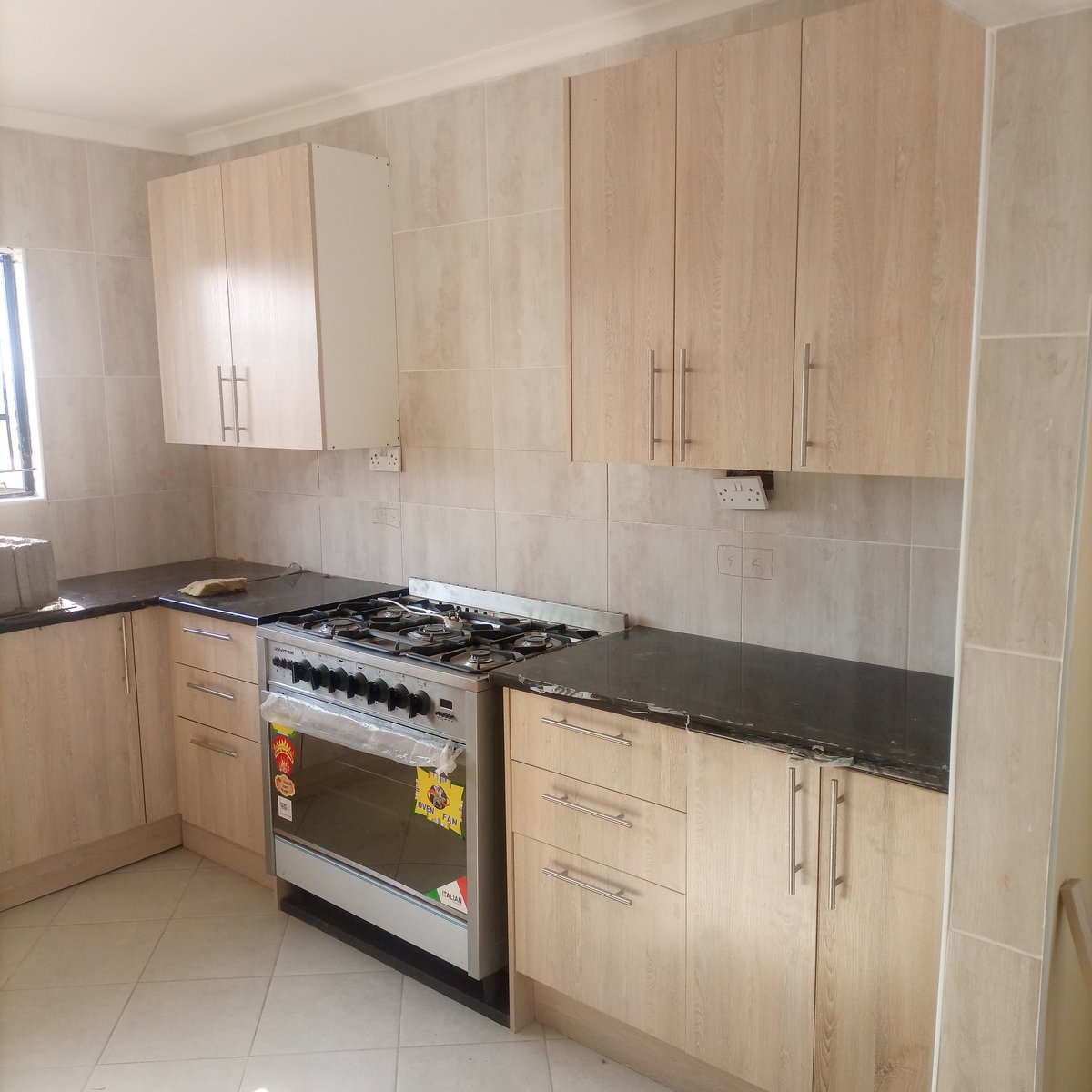 KingsClassicInt's tweet image. Shell Oak wood grained kitchen with Postform Laminated Countertop fitted in Heany Junction.(25km out of Bulawayo)

Appliances include a 5 plate gas stove with electric oven and integrated double door fridge.
Call/WhatsApp us on 0719749856 for