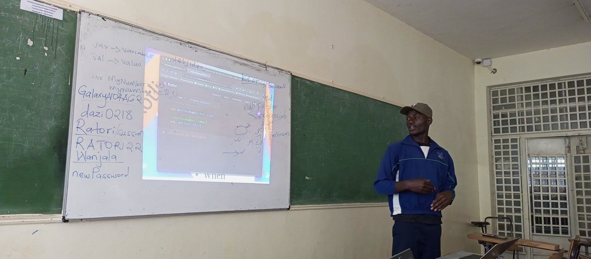 gdgoncampus_msu's tweet photo. @wanjalastephen5 handling his session with vast knowledge of Kotlin☺️☺️
#DscMaseno
#GoogleAfrica https://t.co/lPSvUvrkQd