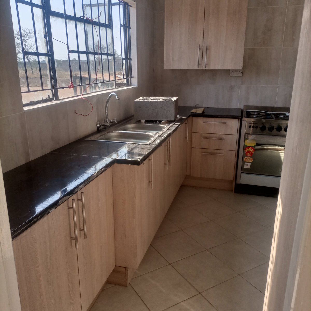 KingsClassicInt's tweet image. Shell Oak wood grained kitchen with Postform Laminated Countertop fitted in Heany Junction.(25km out of Bulawayo)

Appliances include a 5 plate gas stove with electric oven and integrated double door fridge.
Call/WhatsApp us on 0719749856 for