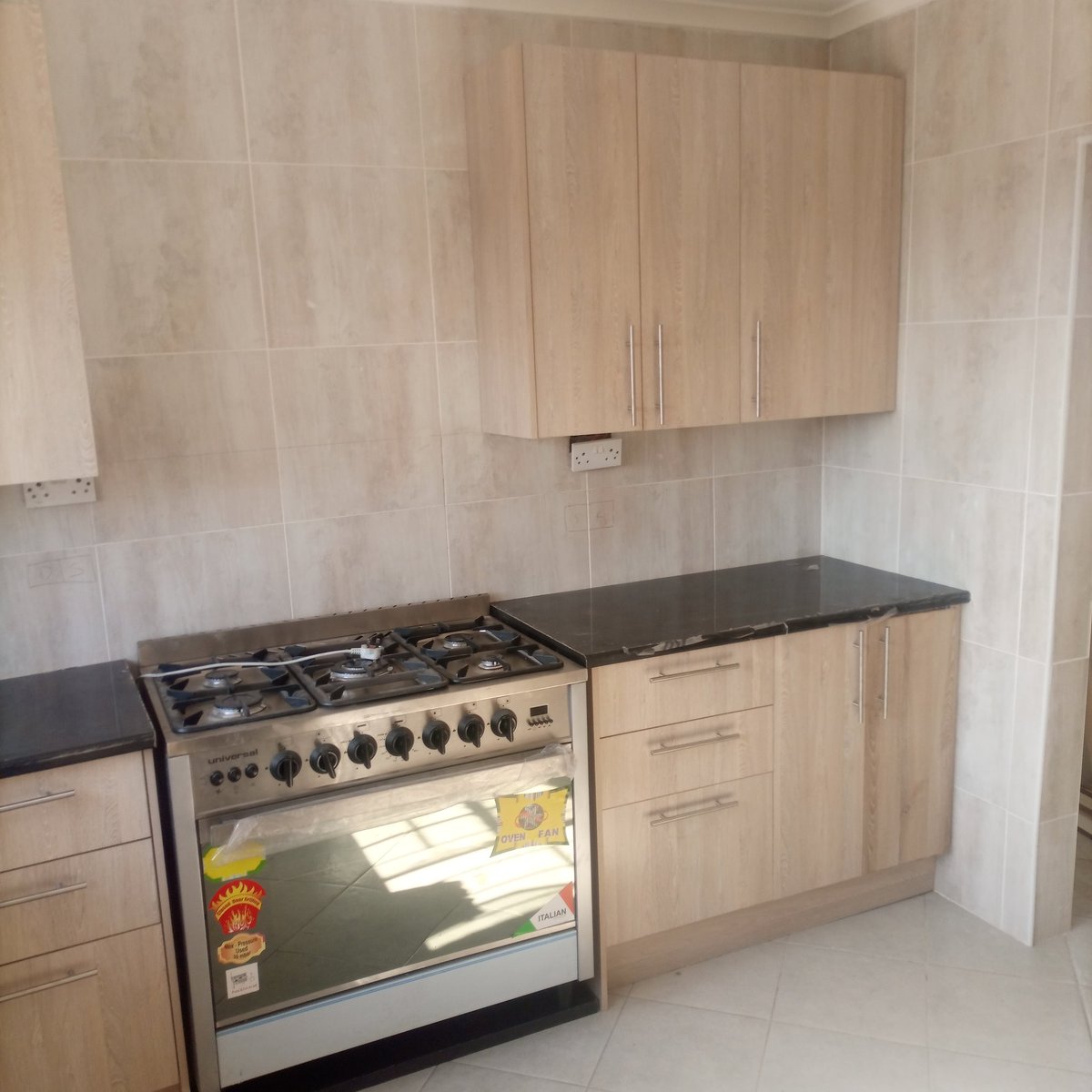 KingsClassicInt's tweet image. Shell Oak wood grained kitchen with Postform Laminated Countertop fitted in Heany Junction.(25km out of Bulawayo)

Appliances include a 5 plate gas stove with electric oven and integrated double door fridge.
Call/WhatsApp us on 0719749856 for