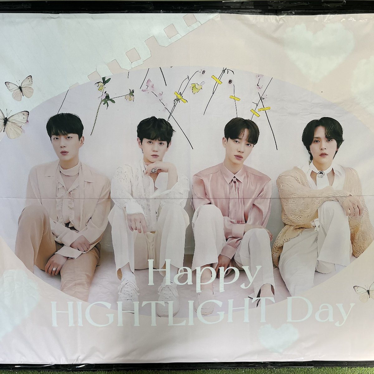 lighttttt_0105's tweet photo. <카페 밤비>
꽃에 사진이 하나하나 걸려있는게 너무 귀여웠는데 케이크랑 디저트들이 더 귀여워서 속으로 소리지름,, 심지어 맛도 있어서 눈과 입이 행복했돠~
#하이라이트의_영원한_빛이_되어줄게 https://t.co/VBzYaj6ozq