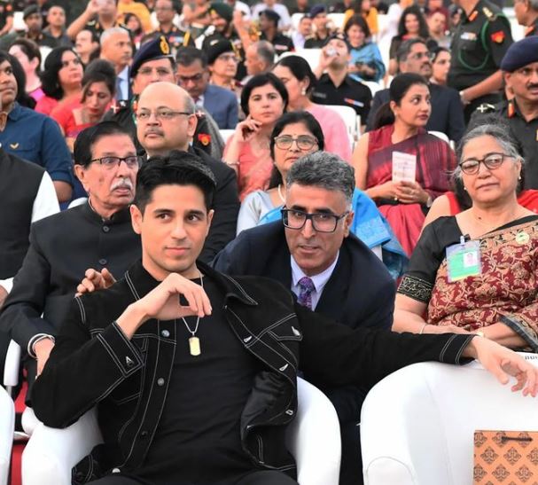 Actor Sidharth Malhotra at National War Memorial during launch of Ma Bharti Ke Sapoot website in New Delhi

.
.
.
.
#sidharthmalhotrafans #sidharthmalhotra #sidharthmalhotralover #sidharthmalhotraweloveyou #vikrambatra #sidharthmalhotra_universe #sidharthmalhotraedit  #shershaah