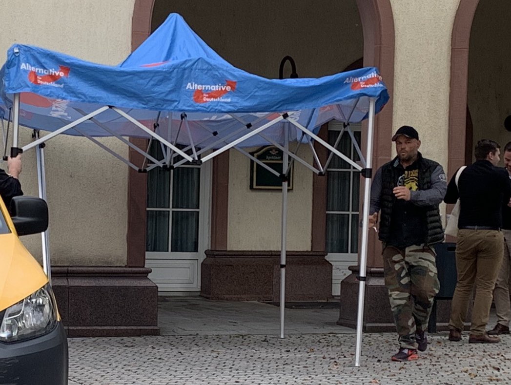 KatharinaKoenig's tweet photo. Ach schau an. Den #AfD-Stand vor der Stadthalle in #Apolda beim Bundeskongress JA baut der altbekannte #Nazi Christian Klar, Anmelder der rechten Demo in #Gera, #g0310 auf. #apd1510 https://t.co/clVBuylIUu