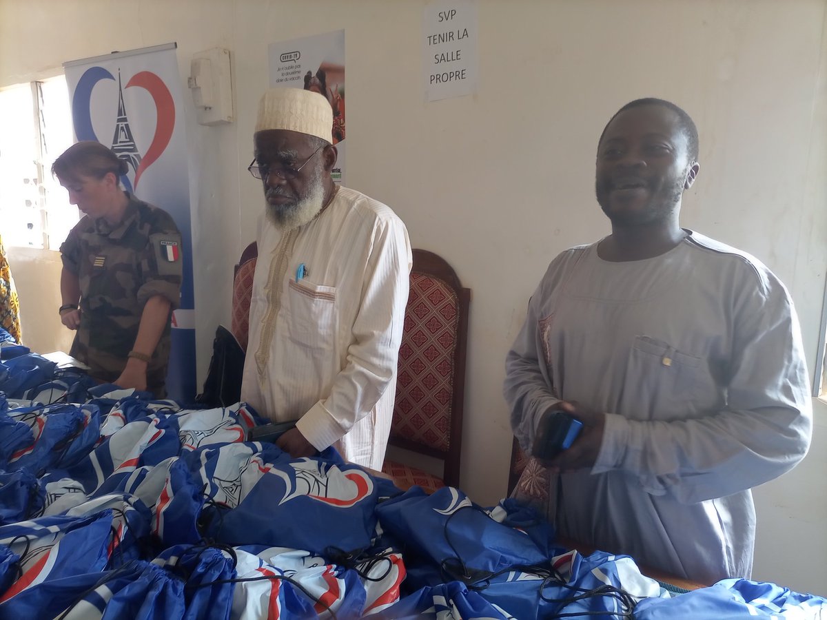 PoubanguiAlban's tweet photo. #Centrafrique remise hier des kits scolaires aux enfants démunis du 3e arrondissement de #Bangui par la Mission Logistique Bangui #MISLOG en partenariat avec la #Radiosewa.
#Ambassadefrance #MISLOG #Oubanguimedia #fridolingoulou. https://t.co/GJTfO0FXW5
