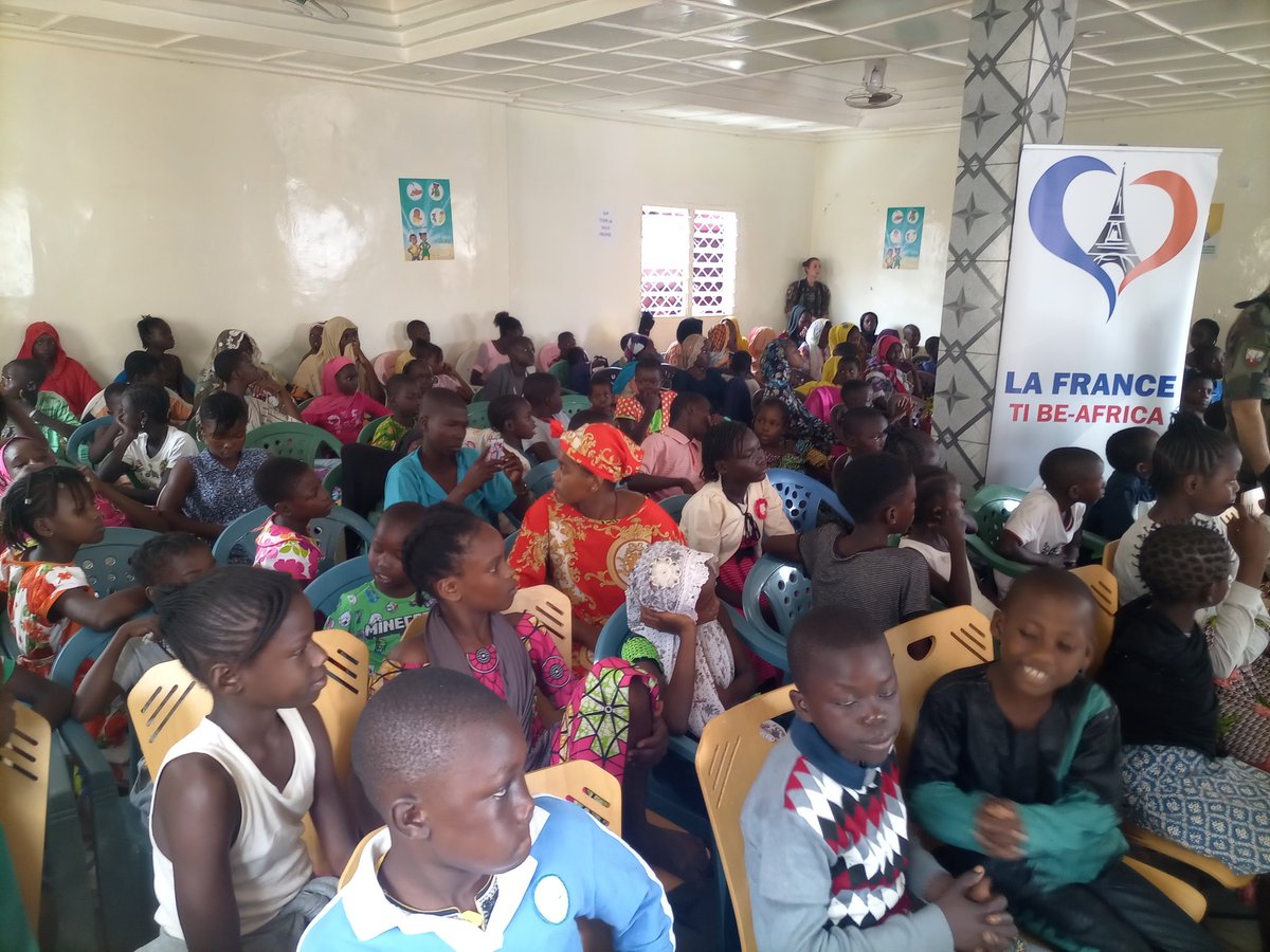 #Centrafrique remise hier des kits scolaires aux enfants démunis du 3e arrondissement de #Bangui par la Mission Logistique Bangui #MISLOG en partenariat avec la #Radiosewa.
#Ambassadefrance #MISLOG #Oubanguimedia #fridolingoulou.