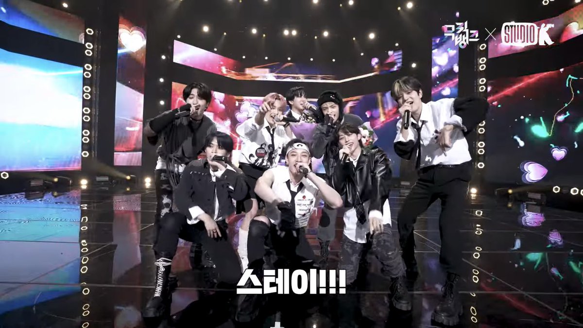 parklochu's tweet photo. case 143's third win!! so proud of skz and i couldn't stop smiling while watching the encore 💓
#CASE143_3rdWin
#뮤뱅1위_4랑가득_3관왕
#StrayKids16thWin @Stray_Kids https://t.co/DxPzU8XcQ6
