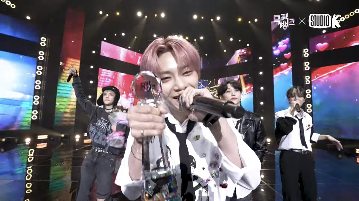 parklochu's tweet photo. case 143's third win!! so proud of skz and i couldn't stop smiling while watching the encore 💓
#CASE143_3rdWin
#뮤뱅1위_4랑가득_3관왕
#StrayKids16thWin @Stray_Kids https://t.co/DxPzU8XcQ6