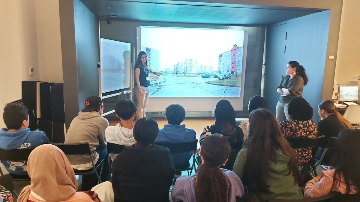 insmtarradell's tweet photo. 📸L’alumnat de 4t hem participat en el taller Mirar, fotografiar, llegir... la ciutat!, d'@abaoaqu_ al @cececebe. Hem après com mirar fotografies i en acabat hem fet un fotollibre analògic.
#instarradell #fotografiaencurs #4tESO https://t.co/DKiiGnBTeK
