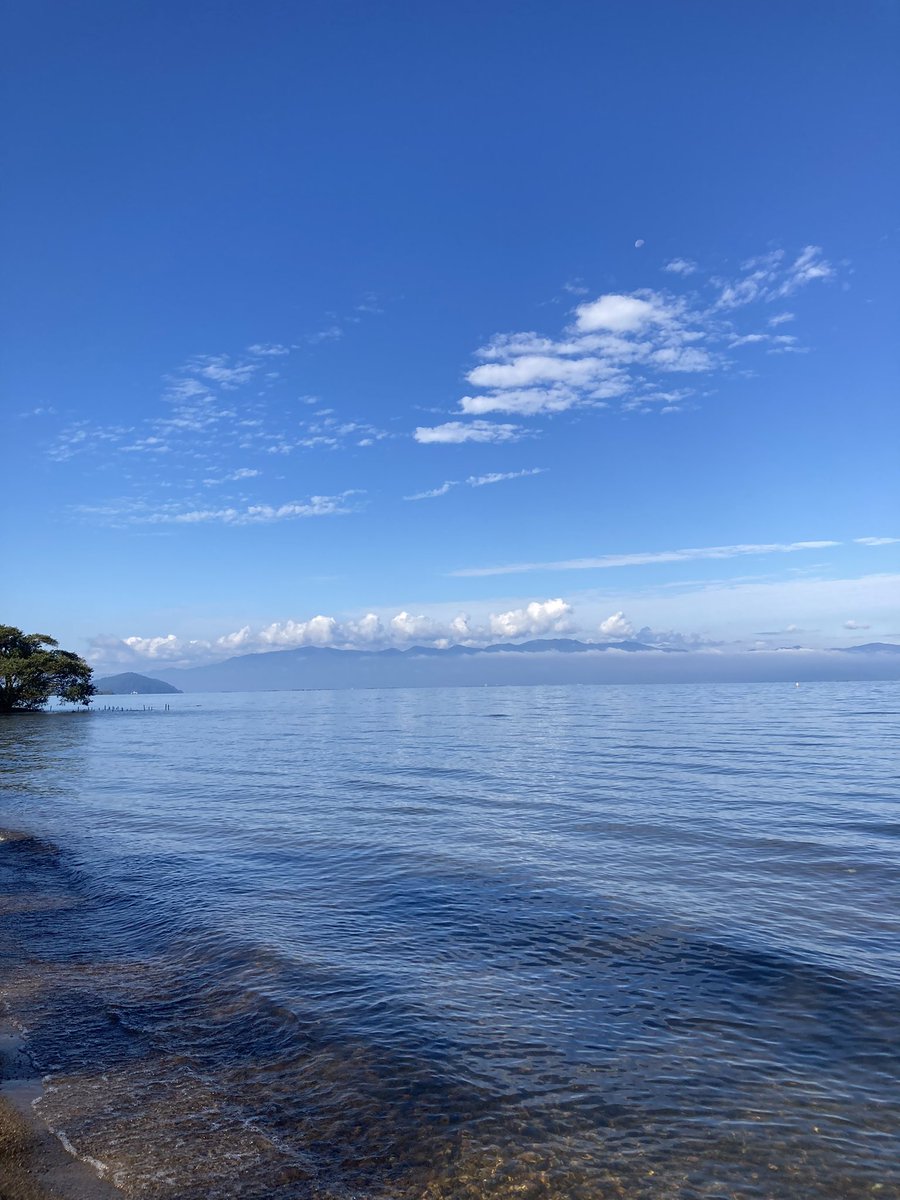 今日は朝から初めてボランティアで浜のゴミを拾ってきました。たくさんプラゴミあったけど、琵琶湖はとても綺麗でした〜