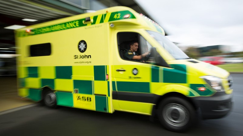 1NewsNZ's tweet image. One dead, five in hospital after crashing into tree 1news.co.nz/2022/10/15/one…