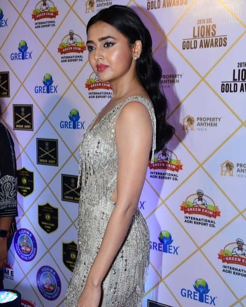 shivam_bangwal's tweet photo. IN PICS 📸 | #TejasswiPrakash sizzles in a plunging neckline silver shimmery gown as she was snapped arriving at the red carpet of '28th SOL Lions Gold Awards 2022' in Mumbai last night

#TejaTroops #TejRan #Naagin6 #Pratha #Tejassswians #tvactress #bollywood https://t.co/y01c9AOZnW