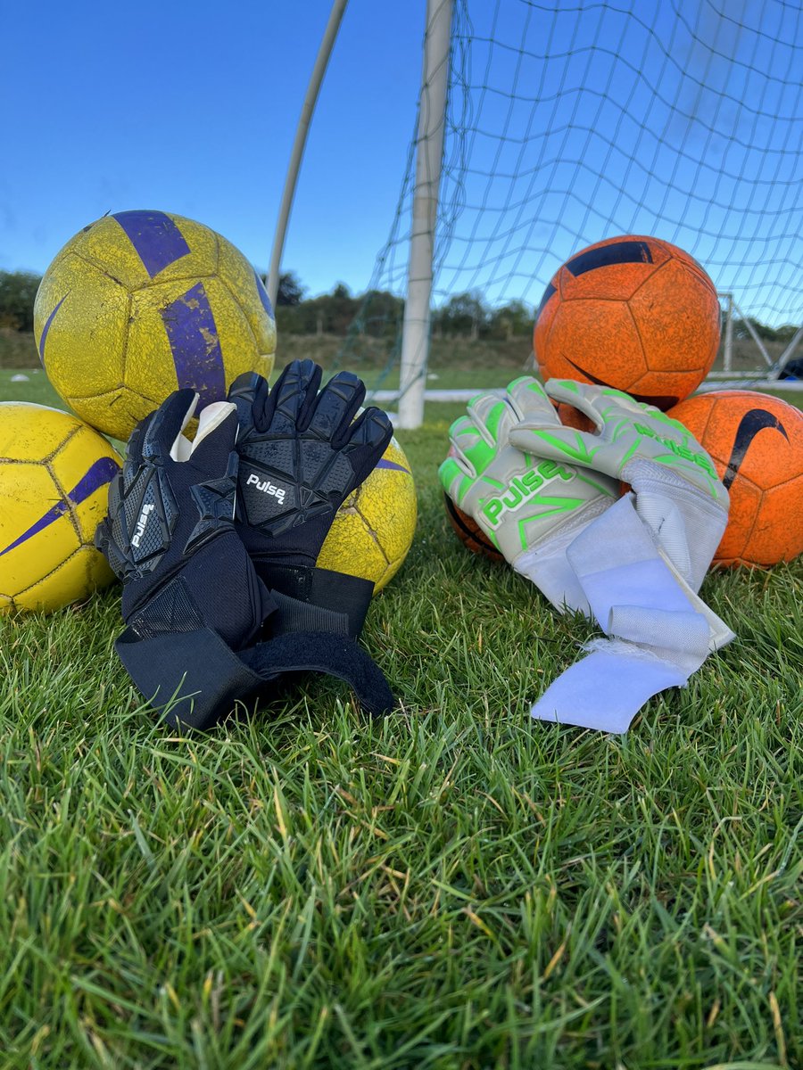 JHDavies01's tweet photo. Saturday mornings with @SCTJFC @SCTJFCSS Massive thanks to @Pulsegk for the superb gloves #BecomeAPulseKeeper https://t.co/XlEksTNvw2