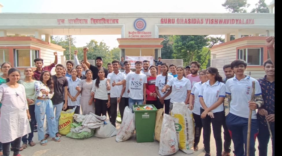 NSS_GGV's tweet photo. Clean India2.0 Programme
#SwachhKaal_AmritKaal
Volunteers of NSS Commerce and Management Unit initiated the awareness campaign2.0 at GGV main gate to mobilise people and ensure their participation in making the campus clean.@chakrawalalok @NssChhattisgarh @_NSSIndia @YASMinistry https://t.co/3A28xWpa3o
