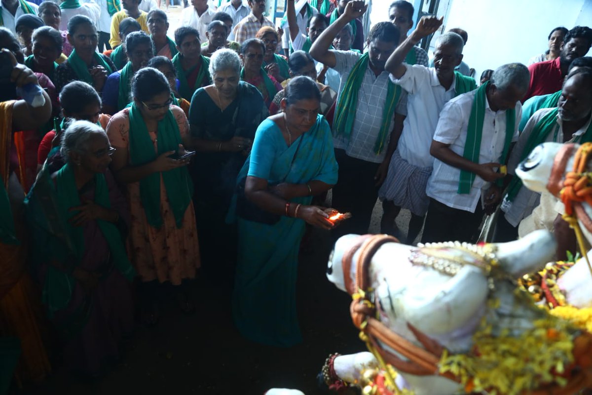 amaravatigalam's tweet photo. అమరావతి రైతులు మహాపాదయాత్ర 34వ రోజు చాగల్లు నుంచి బయలుదేరింది తొలుత రైతు రథం లోని శ్రీదేవి భూదేవి సమేత శ్రీనివాసునికి పూజలు చేస్తున్న దృశ్యం
#AmaravatiGalam #MahaPadayatra #SaveCaptialAmaravati #Amaravathifarmers #farmerwomens #Chagallu https://t.co/7qGA9maPO6