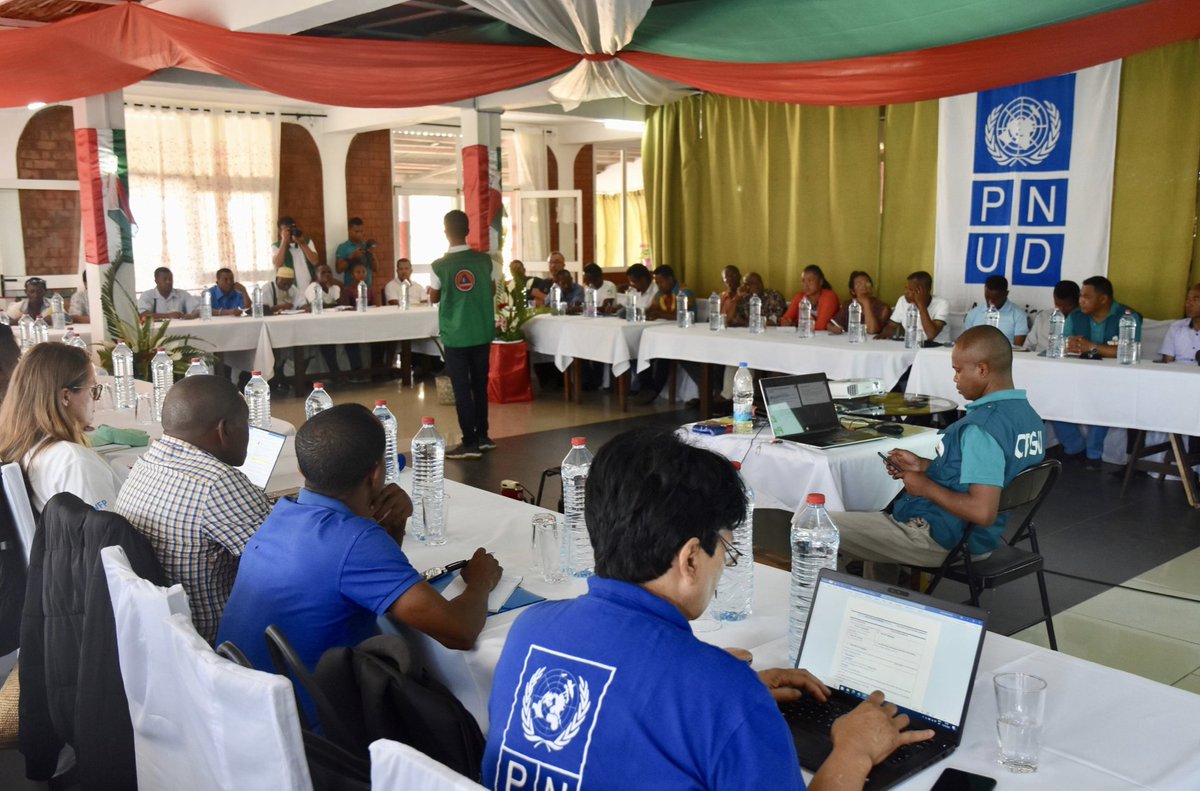 PNUD_Madagascar's tweet photo. #DRRDay 🇲🇬s'est tenue à Mananjary qui se relève petit à petit de #Batsirai et #Emnati. @Undpmadagascar aux côtés des agences @UNMadagascar s'engage à soutenir les réflexions et actions en faveur d'un système d'alerte précoce et renforcer la résilience avec @BngrcMada #MID #CPGU https://t.co/qLEfPG2oZQ