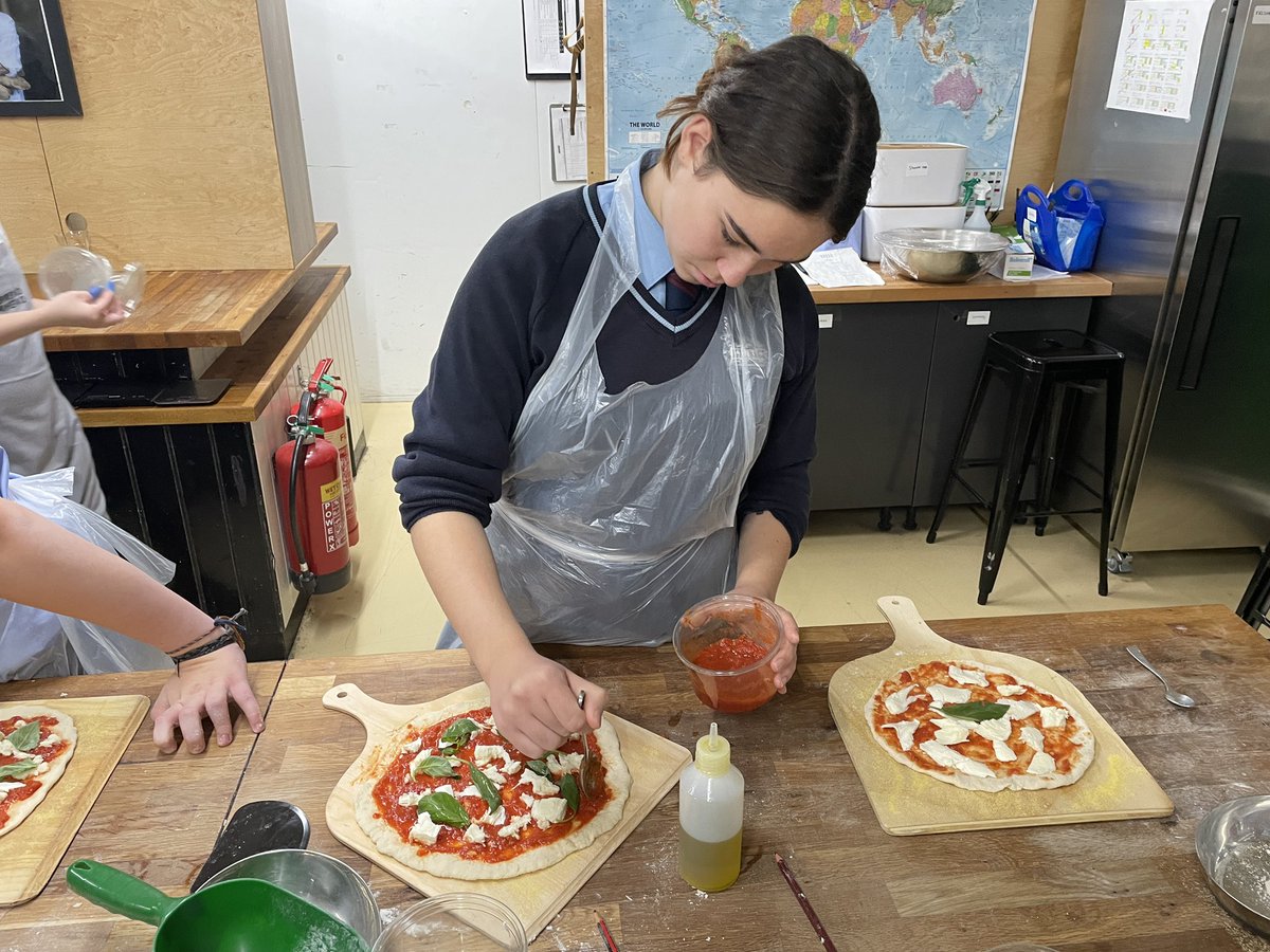 What an amazing trip!! A massive thanks to @BreadAhead for their fantastic pizza workshop which reinforced Food @ChiswickSchool Year 11’s understanding of the process and functions of ingredients during bread making. Some strong skills demonstrated ready to apply to coursework!