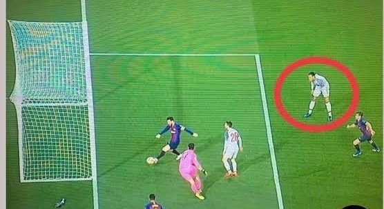 Reporter: can Virgil van dijk stop Messi?

Ibrahimovic: yes,  he can stop him after the match to take some pictures with him.