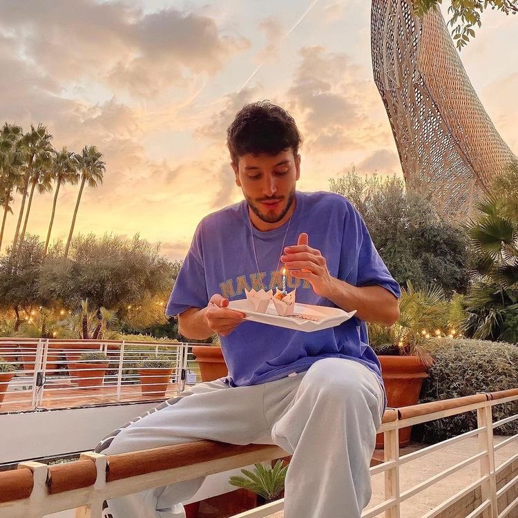 usedtbyoung's tweet photo. feliz cumpleaños mi lindo te amo muchísimo @SebastianYatra 🥹💘 https://t.co/Pwu7UAjRnM