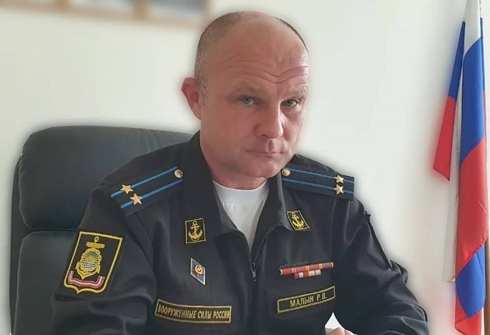 PartizanRuskiy's tweet photo. ⚡️ В Приморье нашли труп военкома 

Военком Партизанского и Лазовского районов Роман Малык был найден мертвым. Кстати говоря, в Партизанске. СМИ сообщают, что тело нашли висящим на заборе вечером 14 октября. В администрации подтвердили факт смерти. https://t.co/xtK6EqeEsM