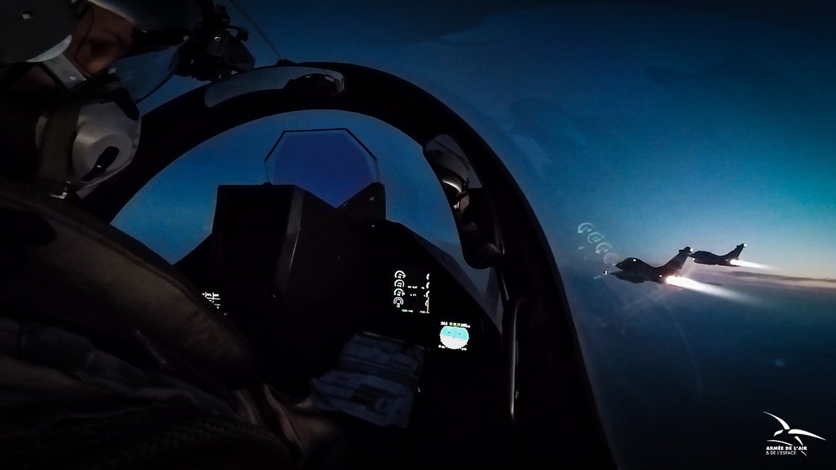 EscadronsChasse's tweet photo. Time to push. 
Patrouille rassemblée, ravito effectué, il est temps de pousser vers l'objectif : vitesse, engagement, précision.
#Rafale #4EC https://t.co/jwFmp6ZG5q