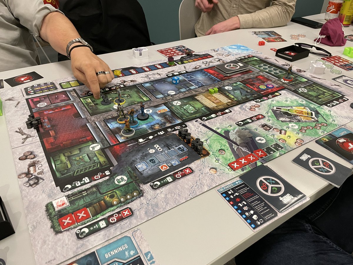 takras's tweet photo. Yet another round of The Thing the #boardgames . I have over 300 games and this quickly rose to the top of my list! Great atmosphere and gameplay. https://t.co/Bwogcv9HDy