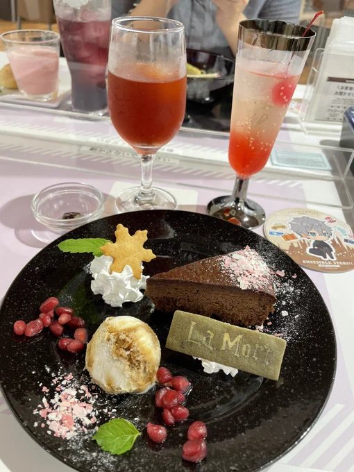 これはコラボカフェであんすの推しのシールを自引きした私です 