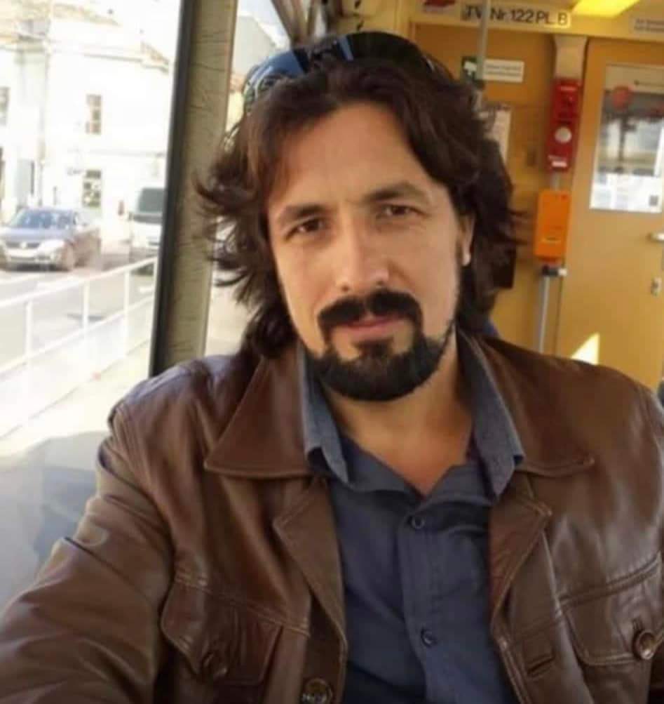 m3vzu's tweet photo. Bursa’da uzaklaştırma kararı bulunan Gökhan N. isimli şahıs eşini balkondan atmak istedi. 

İhbar üzerine olay yerine gelen Polis Memuru Sami ALTINTAŞ, kadını kurtarmak için tırmandığı balkondan düşerek şehit oldu.

Yüce Türk Milleti’nin başı sağ olsun. https://t.co/874dcHyrR0