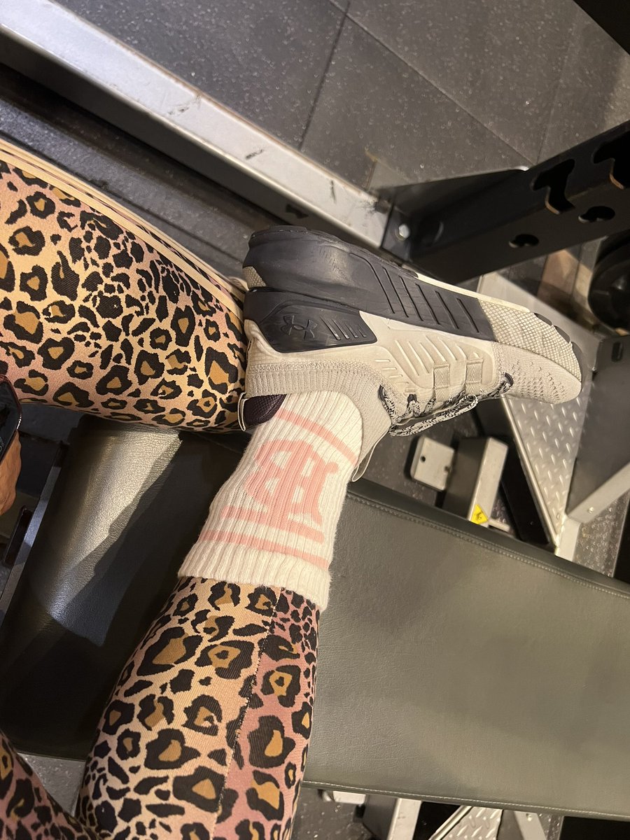 osyarenistylish's tweet photo. 今日は

お気に入りのadidas豹柄タイツメインで

豹柄には
ホワイト
プラスするならピンクが合う✨

Tシャツは
#LetsBubble

てか絶対被らないわぁ
個性素敵🤭✨

Tシャツレディと同じポーズやっとくわ

つづく✨

#筋トレ好きと繋がりたい
＃adidas
＃UNDERARMOUR
#BURBERRY https://t.co/83LmIpmoRU