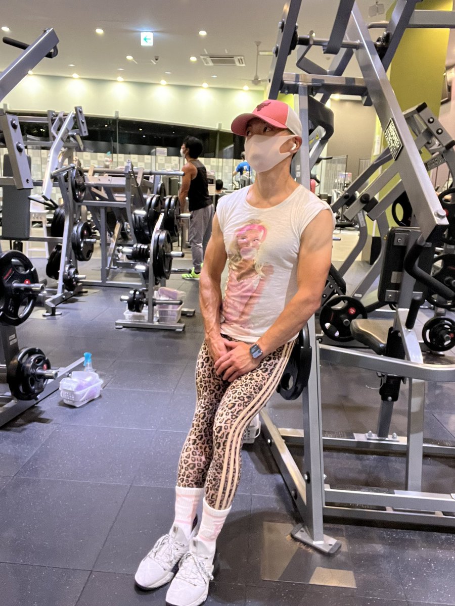 osyarenistylish's tweet photo. 今日は

お気に入りのadidas豹柄タイツメインで

豹柄には
ホワイト
プラスするならピンクが合う✨

Tシャツは
#LetsBubble

てか絶対被らないわぁ
個性素敵🤭✨

Tシャツレディと同じポーズやっとくわ

つづく✨

#筋トレ好きと繋がりたい
＃adidas
＃UNDERARMOUR
#BURBERRY https://t.co/83LmIpmoRU