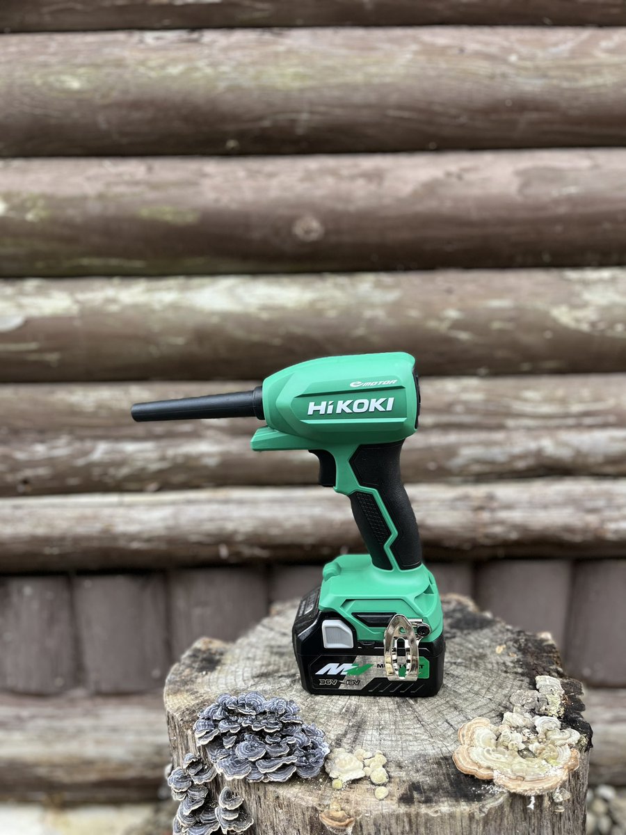 Q9IyMPvGe7niLqV's tweet photo. #Hikoki #ra18da をゲット。
軽くて、風力強い！
これはかなり良いぞ。
用途は違うが、手持ちの #rb36db と風力は同等ぐらいの感覚。 https://t.co/hLV1OPwGyY
