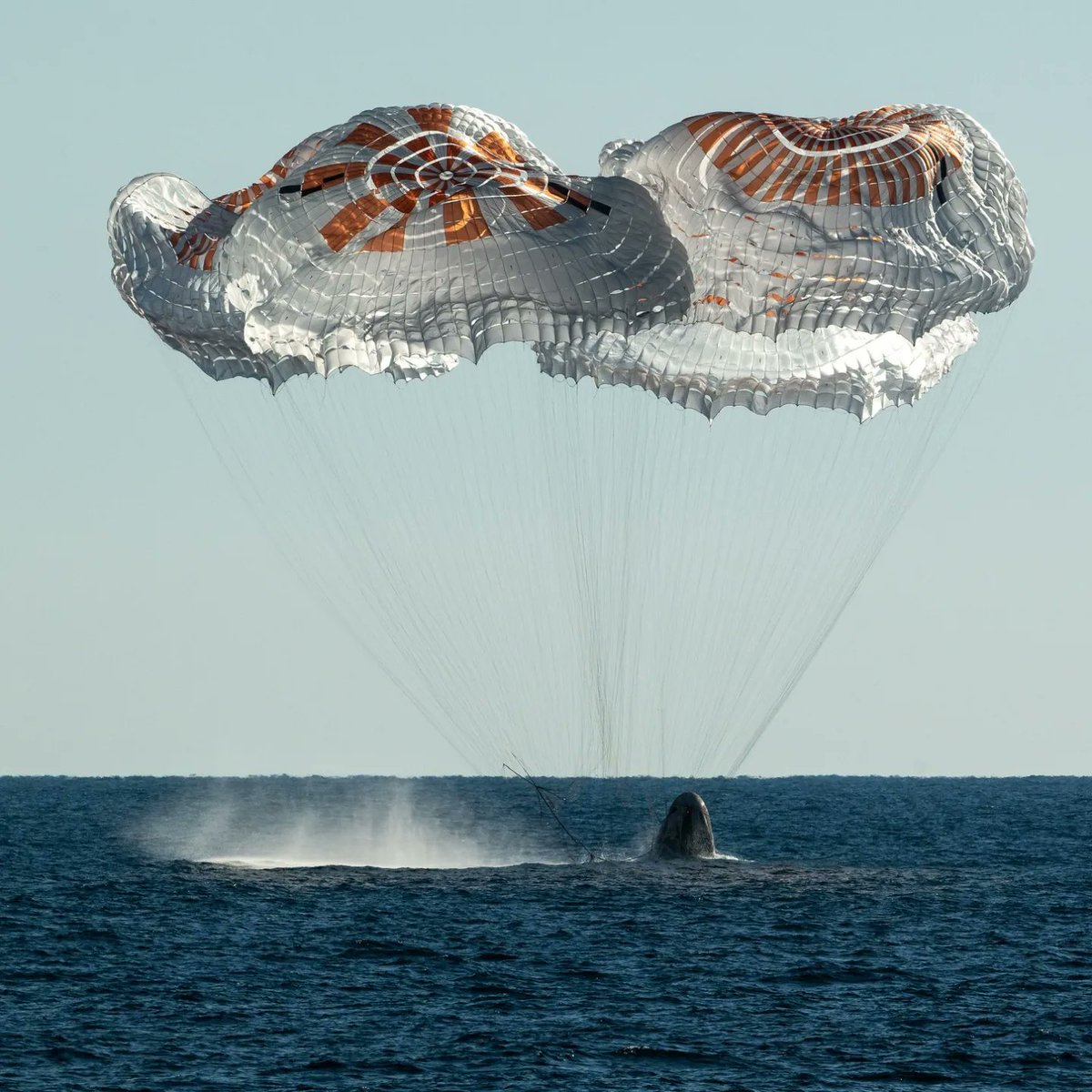 Link4Universe's tweet photo. 4 foto del rientro spettacolare di ieri, di Samantha Cristoforetti e l'equipaggio di #Crew4 https://t.co/zIBhIzPR2t