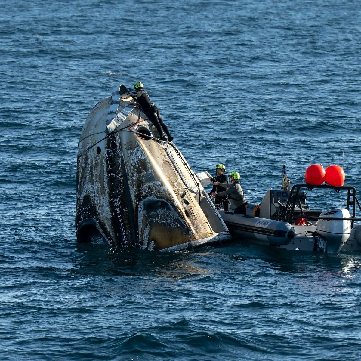 Link4Universe's tweet photo. 4 foto del rientro spettacolare di ieri, di Samantha Cristoforetti e l'equipaggio di #Crew4 https://t.co/zIBhIzPR2t