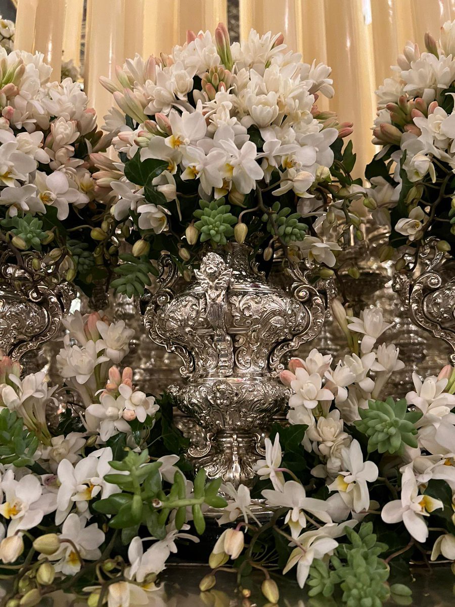 JaviGrado's tweet photo. Mª Stma. de la Aguas de la @Hdad_Museo amanece exornada para la Misa Estacional y Procesión extraordinaria de #250AguasMuseo con mini orquídeas phalaenopsis, nardos, sedum morganianum y hedera hibernica. https://t.co/mws8O5nspZ