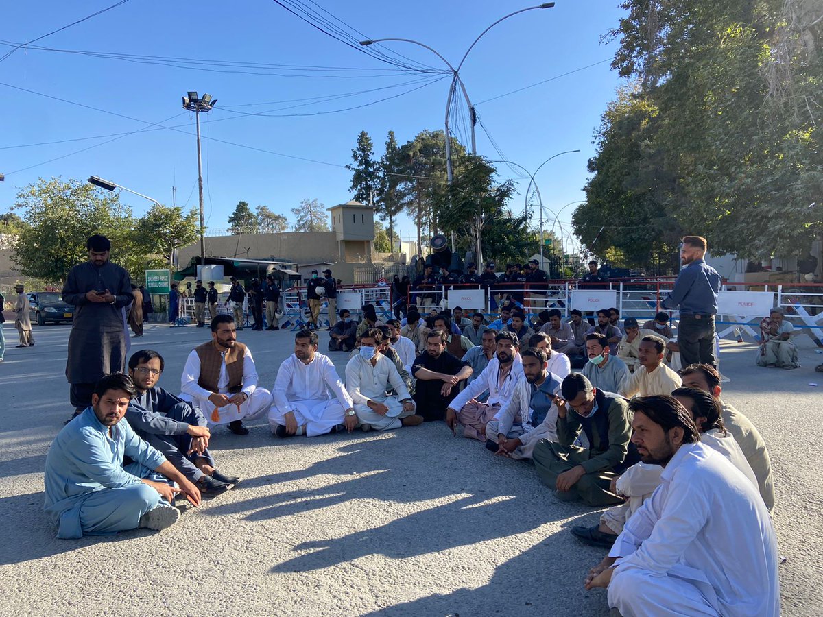 DrumairBSO's tweet photo. بلوچستان فزیو تھراپی ایسوسی ایشن کا دھرنا پانچویں روز بھی جاری ۔میں اپنے کمیونٹی کے بہادر بھائیوں اور بہنوں کے جدوجہد کو سلام کرتا ہوں
جو اس سردی میں اپنے حقوق کے لئے سراپا
احتجاج ہے
@Maqbool_Baloch1 @DrRashidRahmat
@DrMohsinJameel1 #BPABalochistan
#SavePhysiotherapistFuture ✌️ https://t.co/zIigQ9e6h8