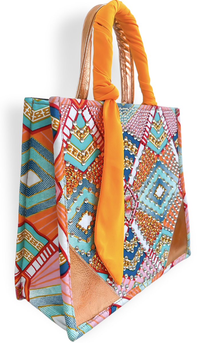 __Mapapas__'s tweet photo. Ce sac cabas fait main en tissu & wax vous accompagnera dans toutes vos sorties de jour comme de nuit & donnera à votre look une note chic & originale.
—————————————————
#pagne #waxprint #follow #RDCongo #handmade #Kinshasa #Mapapas #RT #africanprint #Artisanat #Congolais https://t.co/5Ks9xdQscp