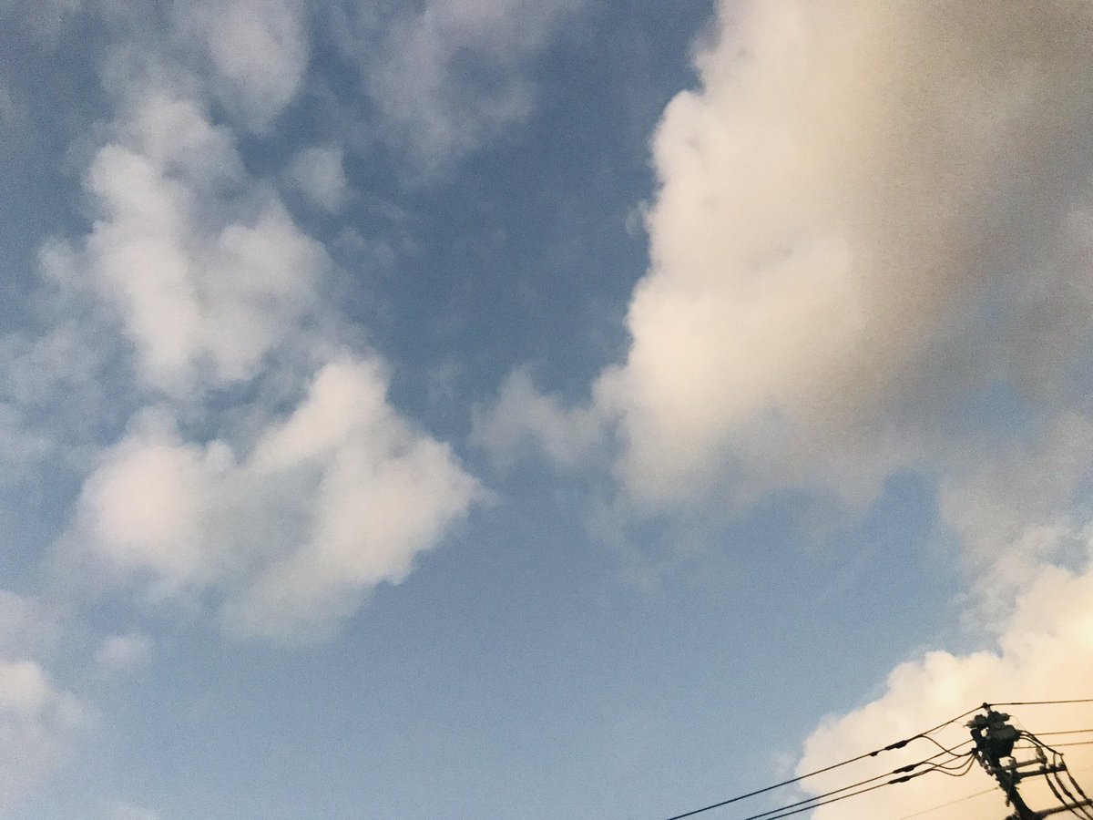 star_field22's tweet photo. 秋の空。
本日の夕方。
同じ時間〜同じ場所。。。
左側の空〜右側の空。。。🙄
#左右で違う顔の空
#空を見上げる心
#深呼吸
#夕方のポジティブ https://t.co/RAEoiz3KJ3