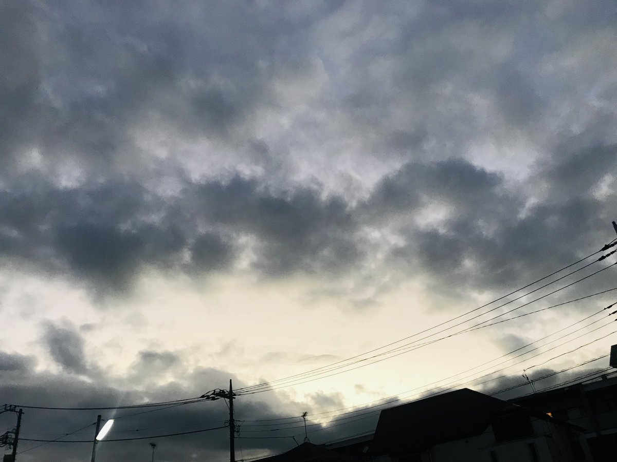 star_field22's tweet photo. 秋の空。
本日の夕方。
同じ時間〜同じ場所。。。
左側の空〜右側の空。。。🙄
#左右で違う顔の空
#空を見上げる心
#深呼吸
#夕方のポジティブ https://t.co/RAEoiz3KJ3