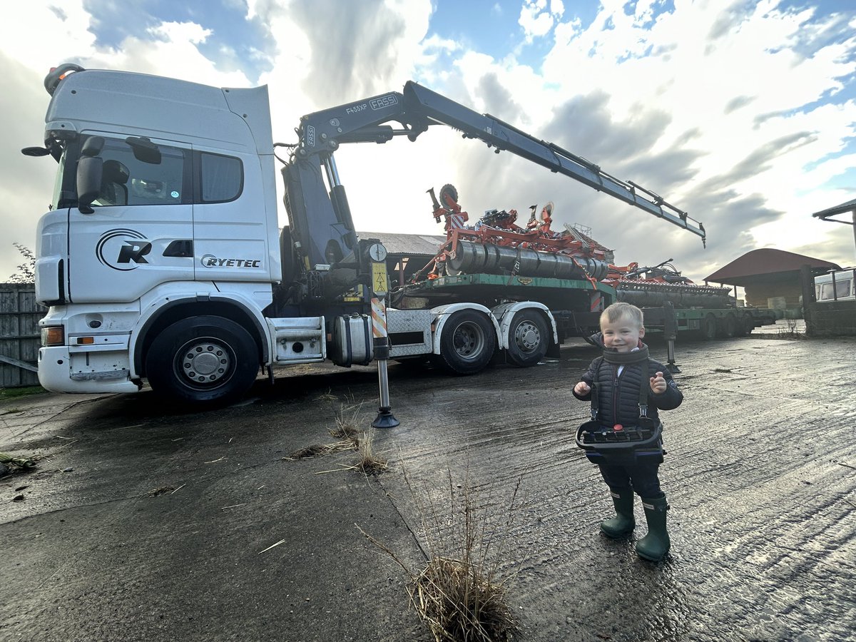 Ryetecman's tweet photo. Bit of crane operator training this morning under an amazing sky ! https://t.co/oOGtSLGFLe