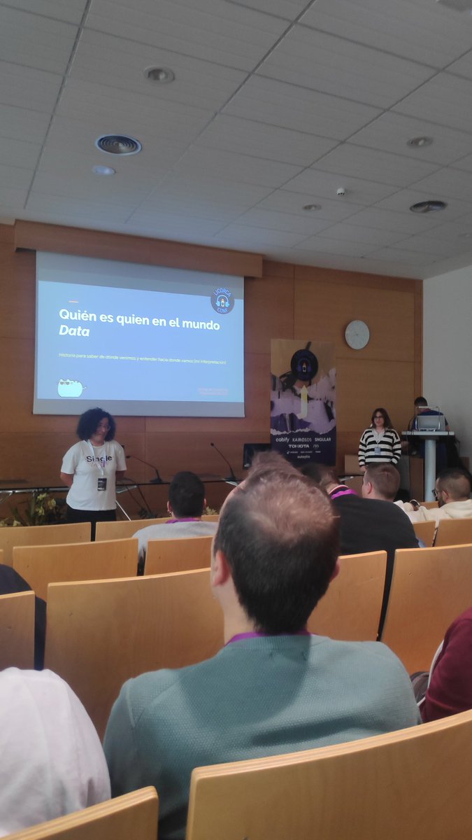 Viendo a <a href="/_teffa_/">Estefanía Otero 🏡</a> en <a href="/LicorcaConf/">🥃LicorcaConf</a> !! Quien es quien en el mundo de Data?