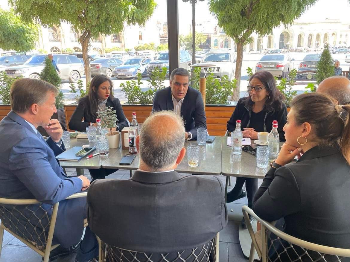 An important meeting w/ Anthony Barsamian,@ARAMAC_DC Co-Chair of Board of Trustees & the AAA team on #Azeri #warcrimes & #Armenophobia, security issues. Thank you @MariManoogian for useful observations. Thanks to AAA Regional Office Director Ms. Arpi Vardanian for effective coop.