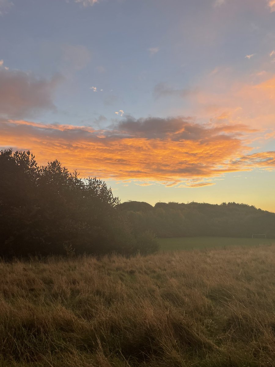 Heidimcurry's tweet photo. After weeks of training, out today with no particular time or distance. Just the rain, rainbows, sunshine, autumn leaves and the simple pleasure of running. Lovely 😊🍂🍁🏃🏻♀️🌈☀️🌧 #NotMarathonTraining @absolute360 @TeachersRunClub @UKRunChat https://t.co/Yt2cwFblAN