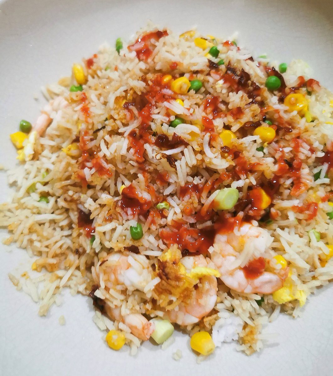 Yeung Chow (Cantonese fried rice) spiced up with sriracha sauce #comedinewiththeesk