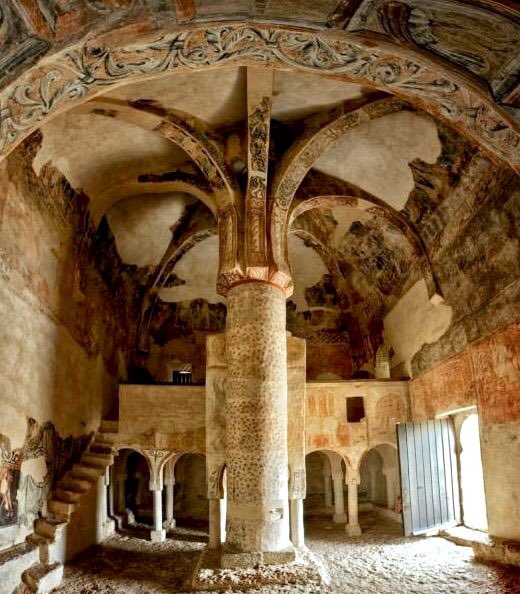 Ermita de San Baudelio de Berlanga (#Soria), considerada como “la Capilla Sixtina del Arte Mozárabe”. Fascina por sus pinturas (la mayoría en EE.UU y en El Prado) y por su arquitectura que utiliza técnicas constructivas desarrolladas en Al-Ándalus #FelizSabado #BuenosDias