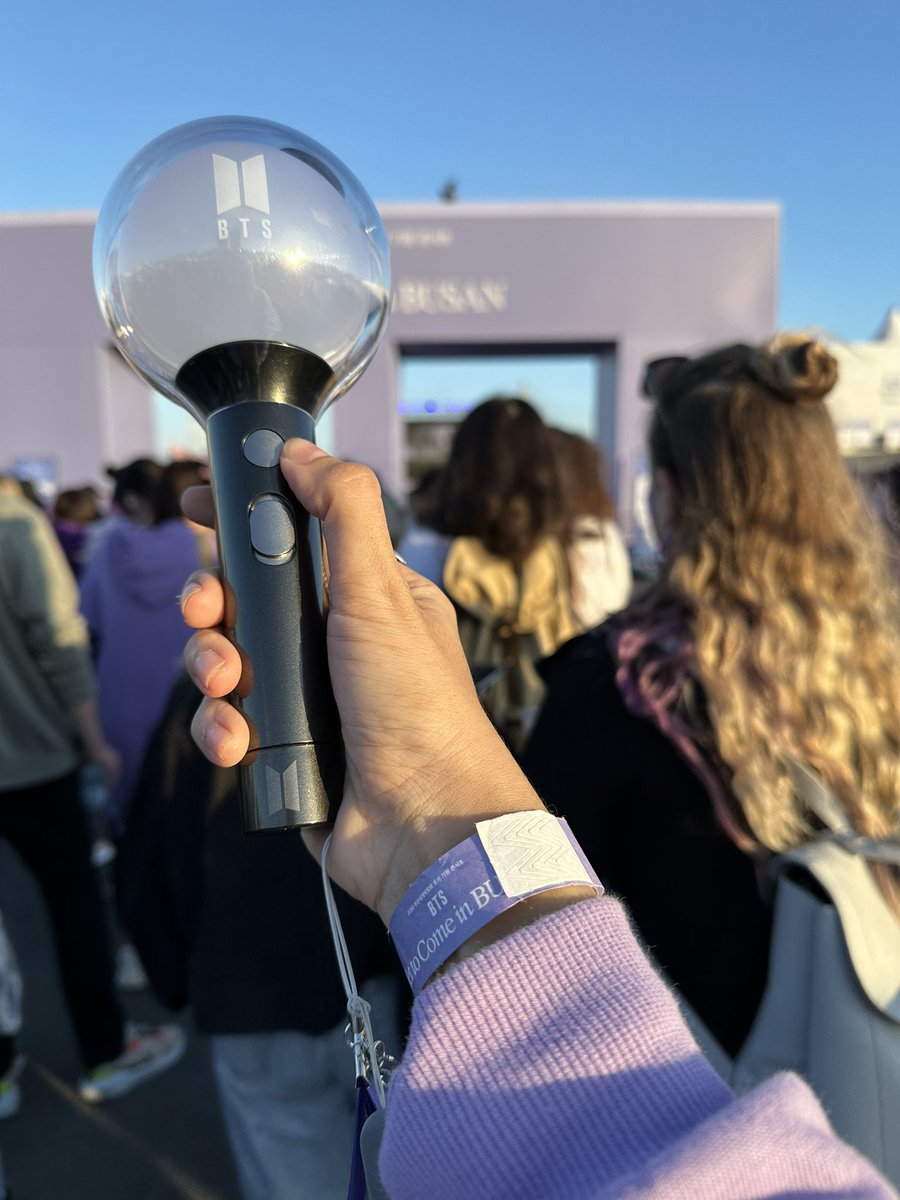 pijika_official's tweet photo. ได้มาดูตรงนี้ก็ได้ pair ตัวแท่งไฟ Army Bomb ด้วย งือออ ก็ยังดี ที่นี่ก็จะมีไฟสวยๆเหมือนกัน …. ตัวอยู่นี่ ใจอยู่สเตเดียม 💜 #YetToComeinBUSAN #BTS_YetToCome_Weverse_LIVE #BTSYetToComeInBusan #BTS #BTSARMYforBUSAN #BTSLivePlay https://t.co/6XmOFU9J8Q