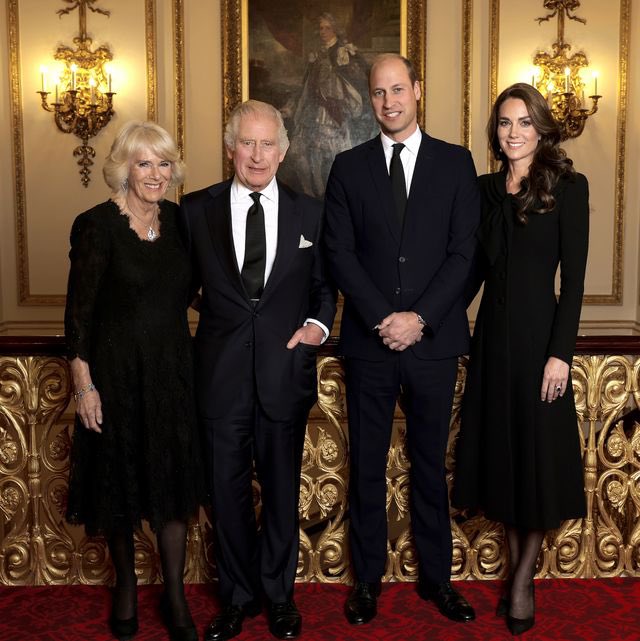 SussexRose22's tweet photo. Where is the body language expert to analyse KC3 and Camilla standing shoulder to shoulder, yet William standing forward hands closed and shoulder blocking out #Kkkate. https://t.co/gtABzFJ2sL
