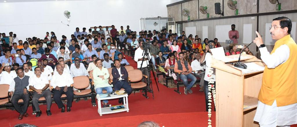 MYBharatHQ's tweet photo. Union Minister of Parliamentary Affairs, Coal and Mines Shri Pralhad Joshi inaugurates Yuva Utsav 2022 in 
@nykdharwad 
#YuvaUtsav https://t.co/J7jAwmeq48